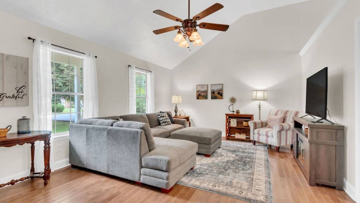 Spring Hill House | Clean 3BR · Quiet Block · Backyard with Hoop