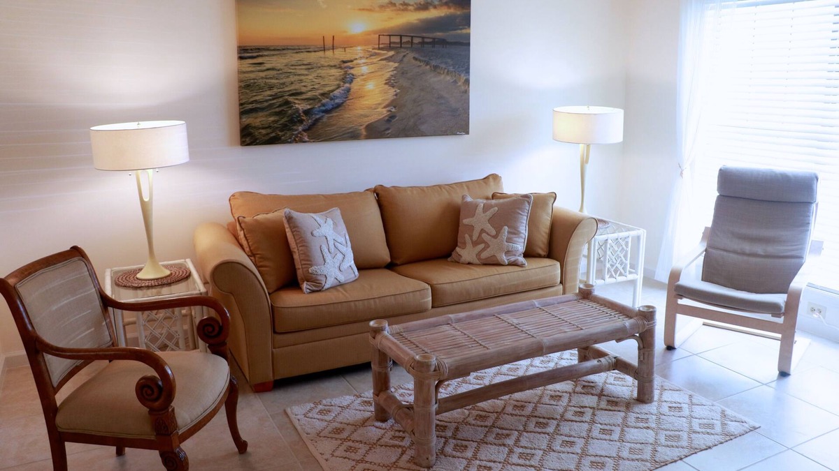 Sunnyside House | Clean, Airey, Artistic, Tropical Townhouse steps from the beach