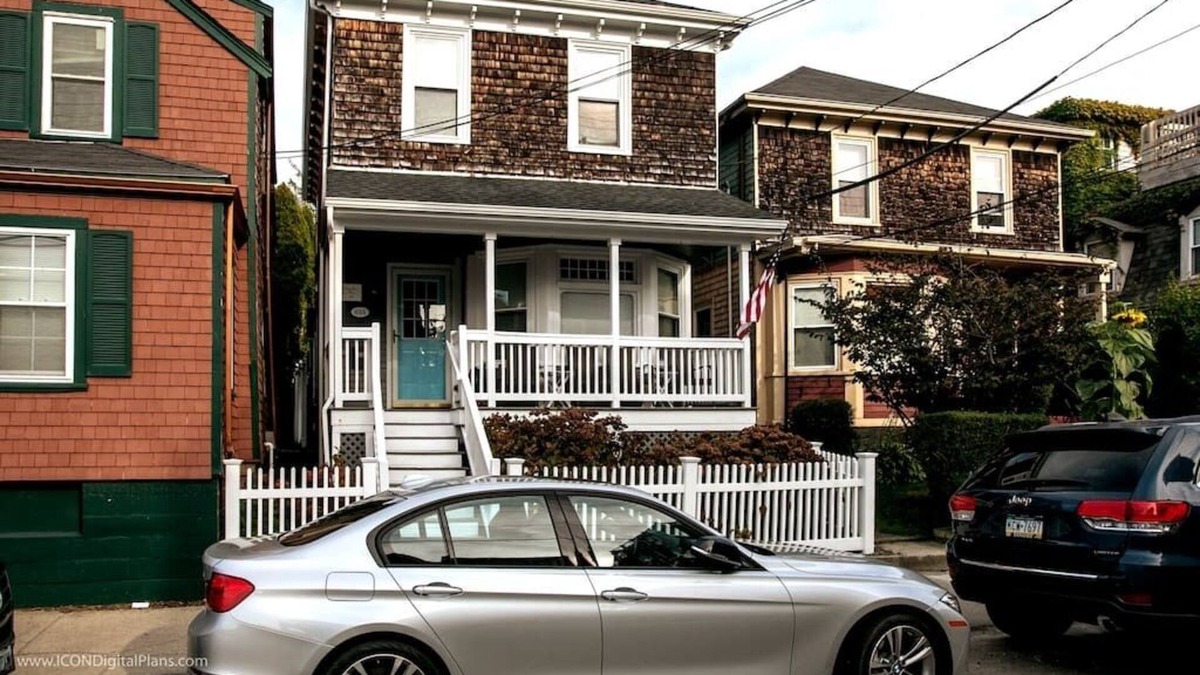 Fifth Ward Cottage | Clean and bright downtown cottage on Newport's bustling Thames Street