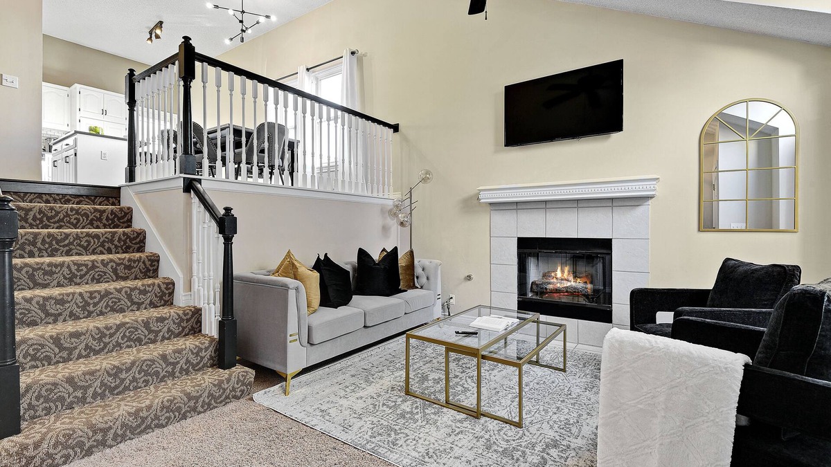 Overland Park House | Clean and Chic Home In Overland Park