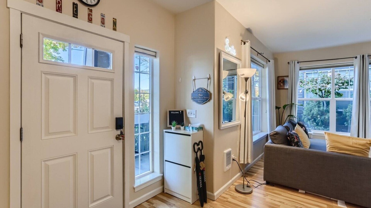 Five Oaks Condo | Clean and comfortable condo near Nike, Intel and train station.