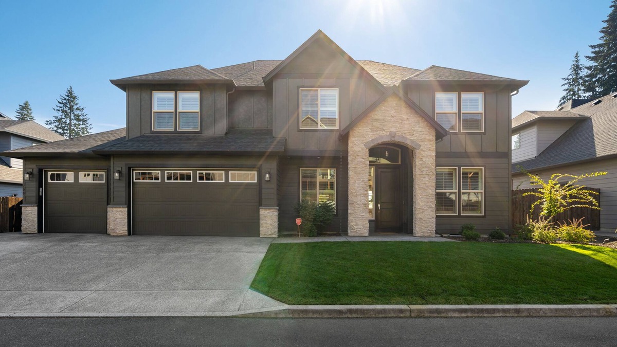 Lake Shore House | Clean and Comfortable Family Stay Close to Everything!