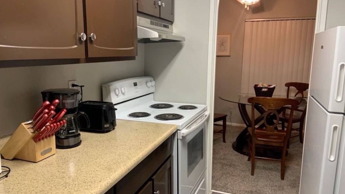Norwood Court Apartment | Clean and Cozy Apartment 5 minutes from Lambert Airport and UMSL