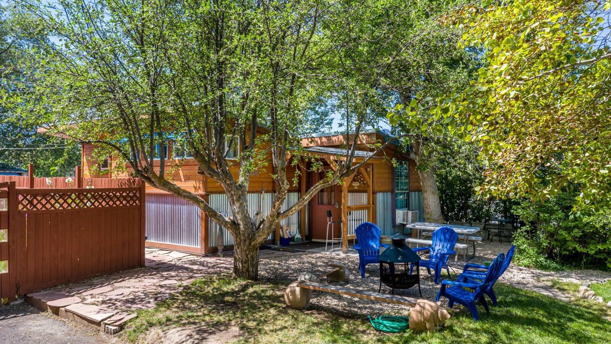 Lava Hot Springs Cabin | Clean and Cozy Cabin on Main Street - Walk to the river and hot pools!