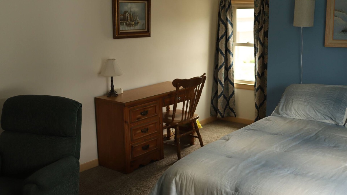 Manitowoc Apartment | Clean and cute 2 bedroom upper with garden view. Froedtert Hospital blocks away.