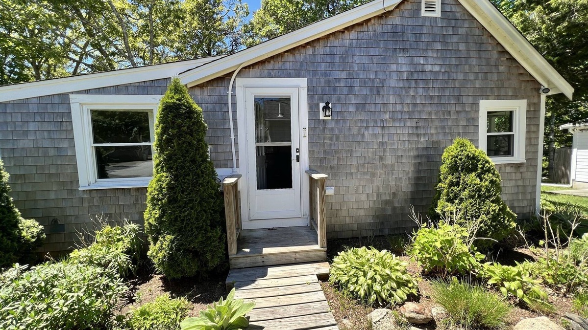 Brewster Cottage | Clean and Cute Brewster Cottage