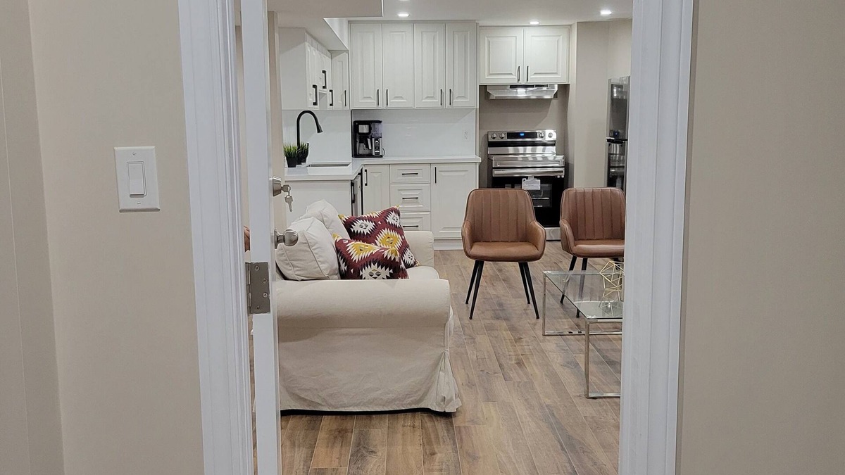 Whitby Apartment | Clean and Modern Guest Suite in Whitby