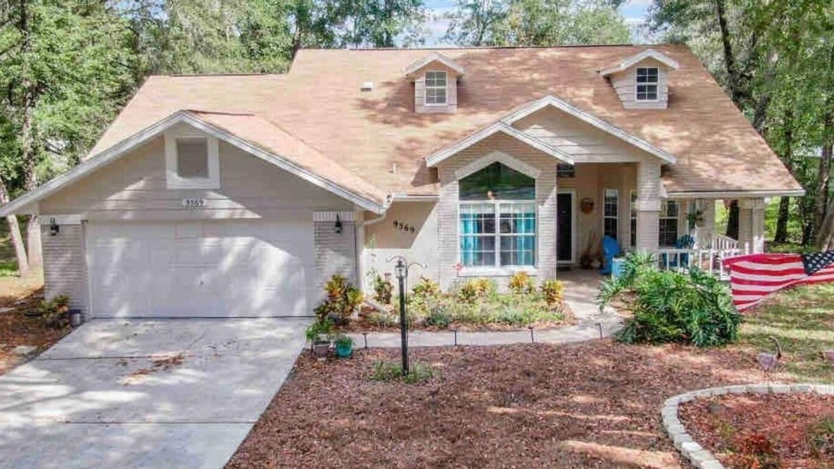 Dunnellon House | Clean and modern home, sparkling heated pool, near river