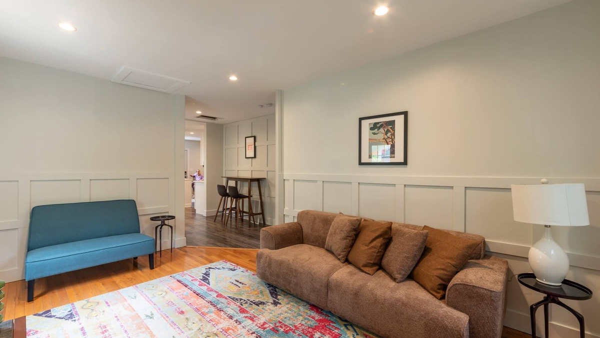 Lower Burns Park Apartment | Clean and Quiet 4 bedroom Flat near Downtown and Campus