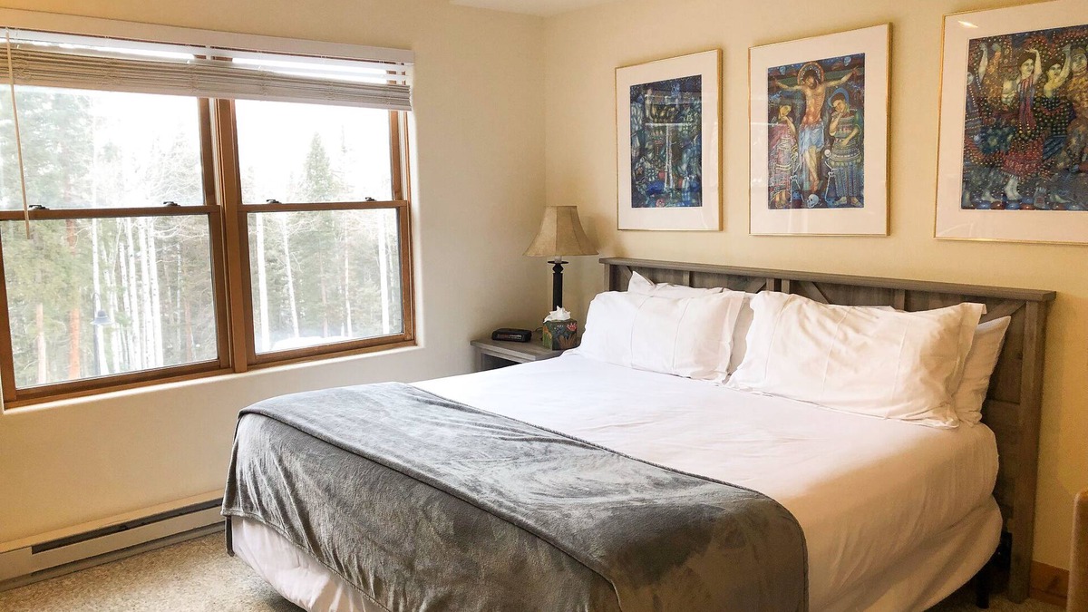 Mountain Village Hotel | Clean and Quiet Room for 4 With Perks in Telluride's Mountain Village