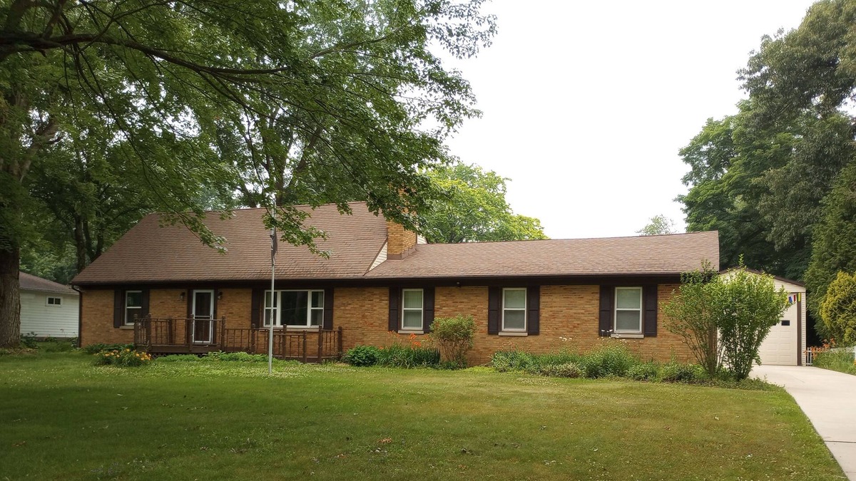 Akron House | Clean and spacious 3 bedroom home with charm & great vibes. Welcome to my home!