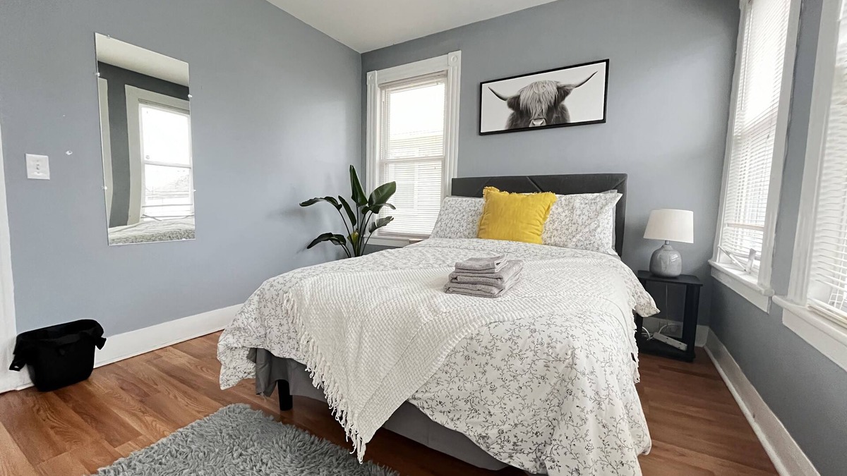 West End - West Side Apartment | Clean and Spacious Room with Relaxation Lounge