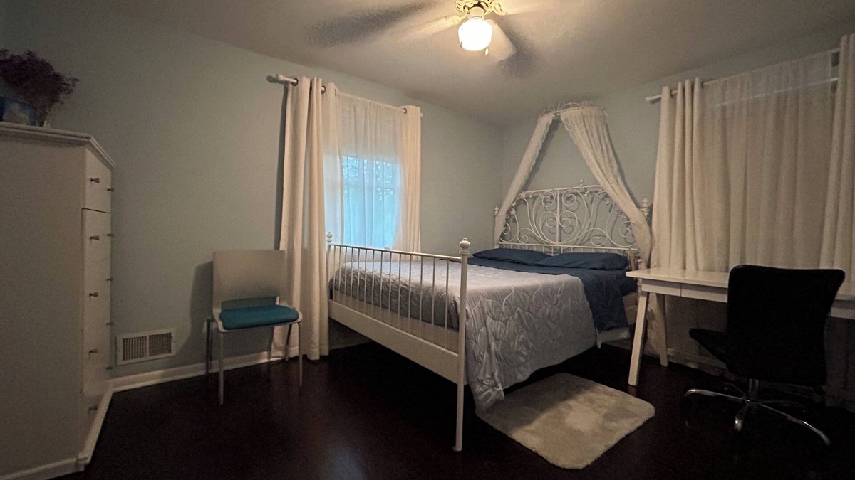 Columbia Heights House | clean and tidy room in Columbia, Heights 50th, let you have a good sleep
