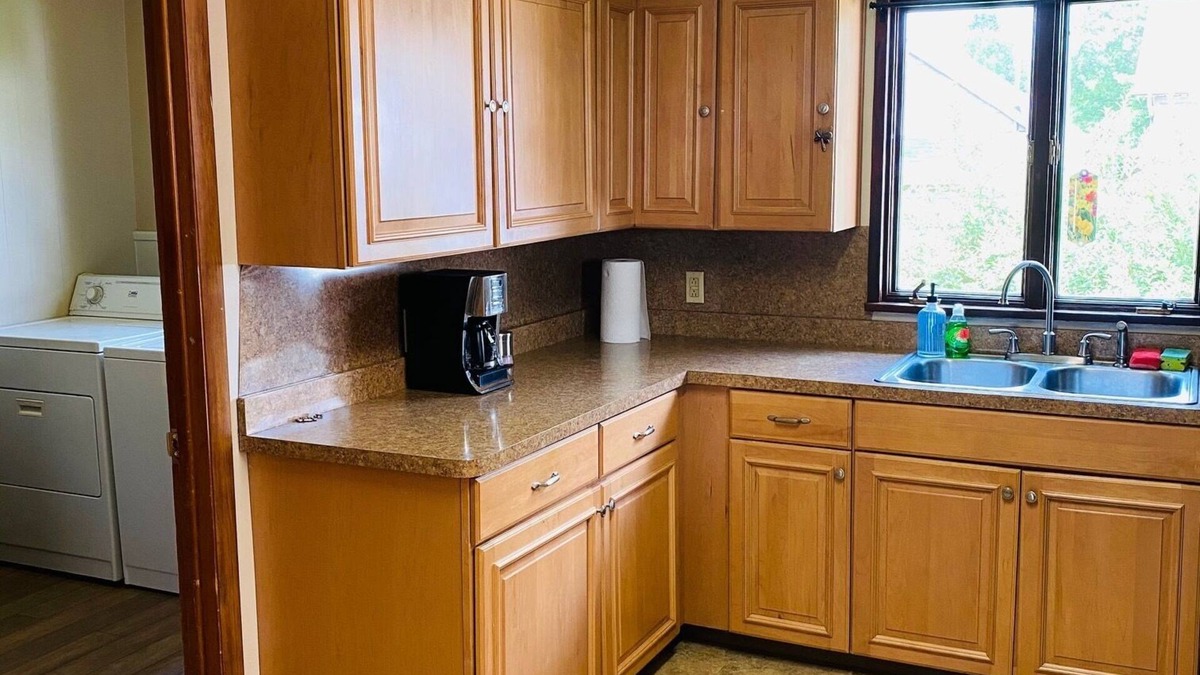 Hermitage House | Clean & Basic One Floor House Close to Park & Lake