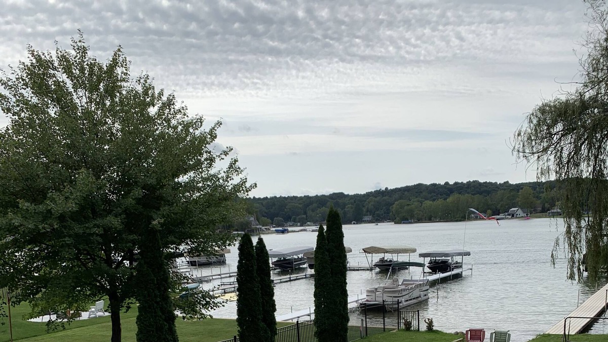 Cassopolis House | Clean, beautiful lake getaway for the family