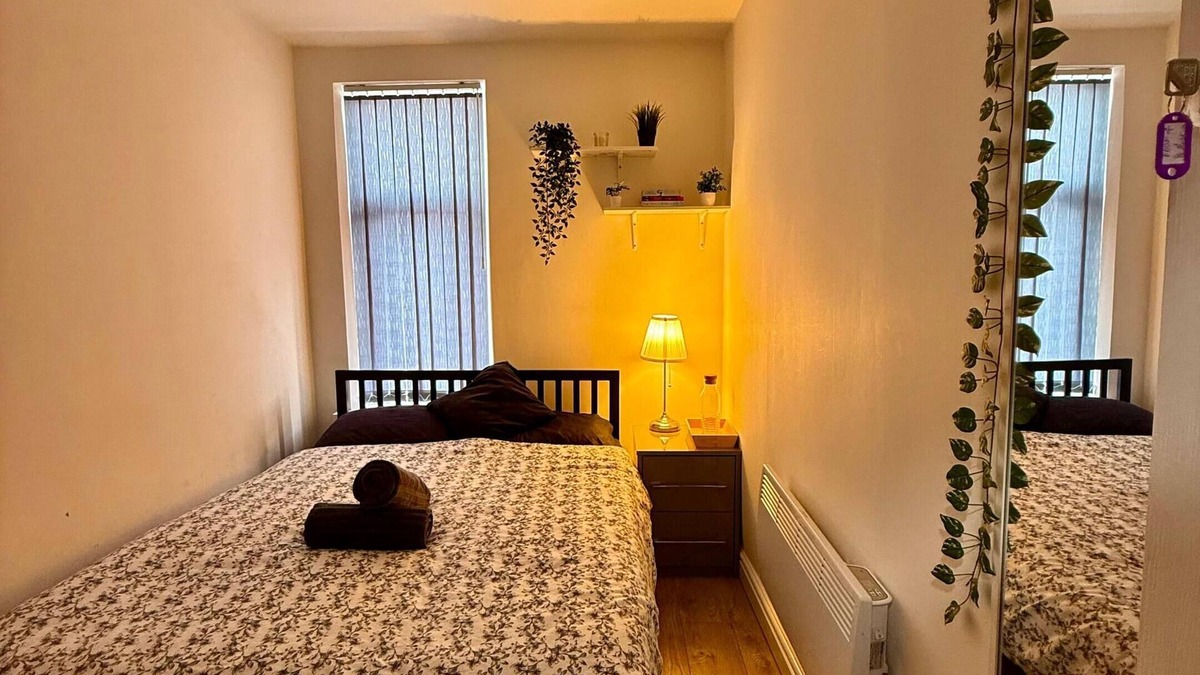 Rusholme House | Clean & Bright Room with Free WiFi