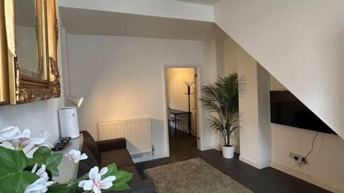 Stoke-on-Trent House | Clean Budget Accommodation