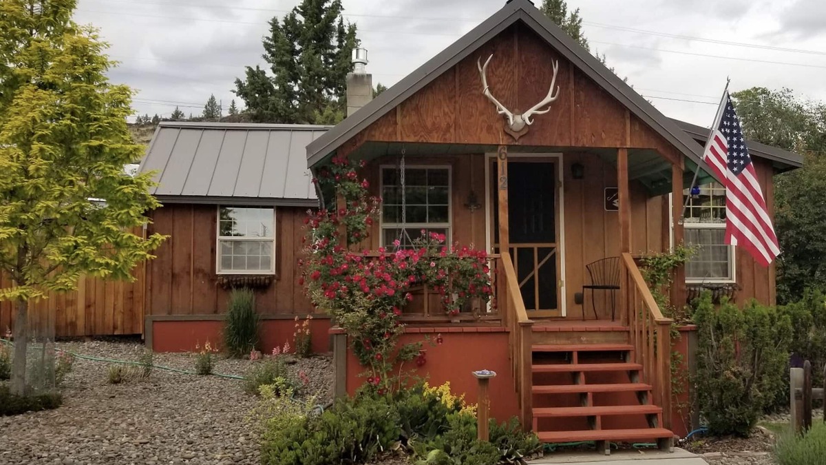 Maupin Cabin | Clean cabin downtown, fresh renovation of 1919 classic