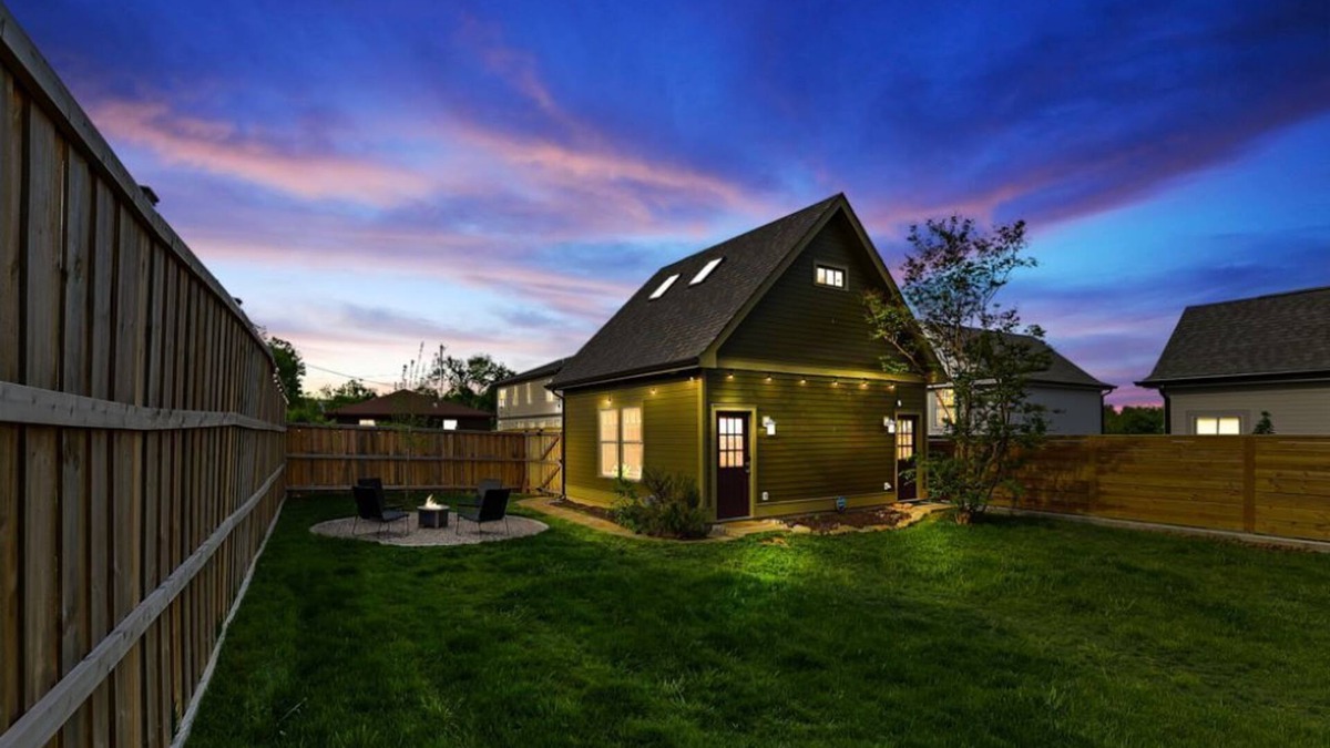 Lockeland Springs Cottage | Clean, comfortable and modern cottage in trendy and historic Lockeland Springs