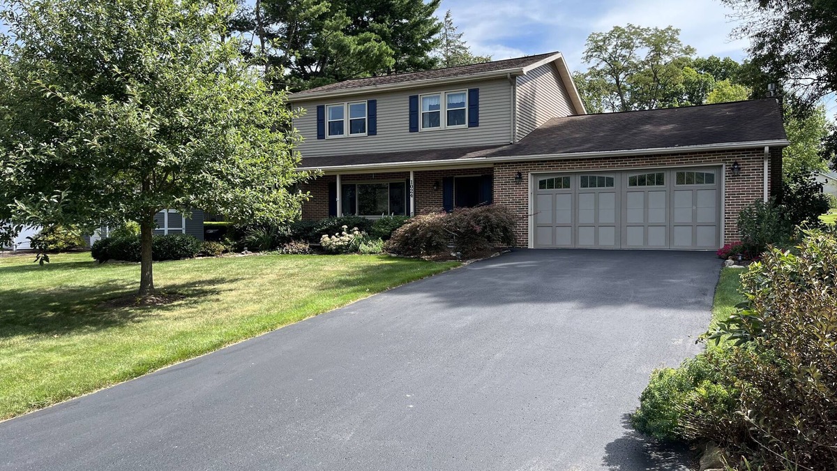 Boalsburg House | Clean, Comfortable, Close to Campus in a Quiet Neighborhood