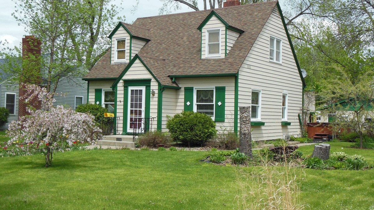 St. Cloud House | Clean, comfortable & conveniently located!