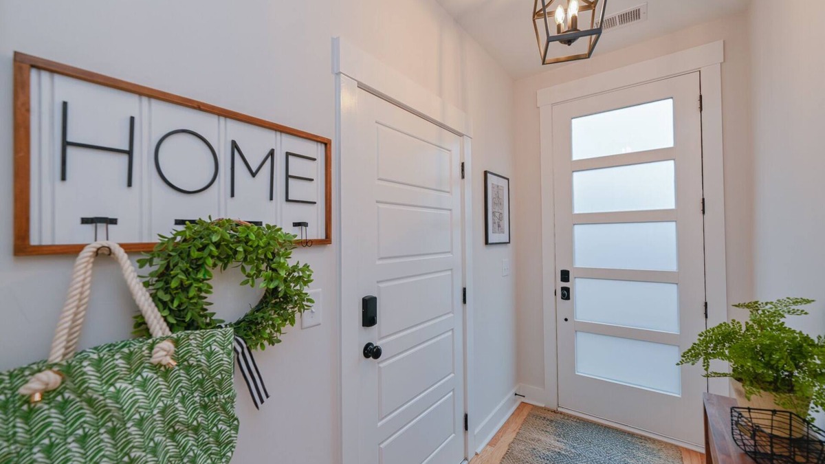 Hampton-Pinckney Historic District House | Clean & Comfortable - Walk to Downtown Greenville - Premier Host - Free Parking