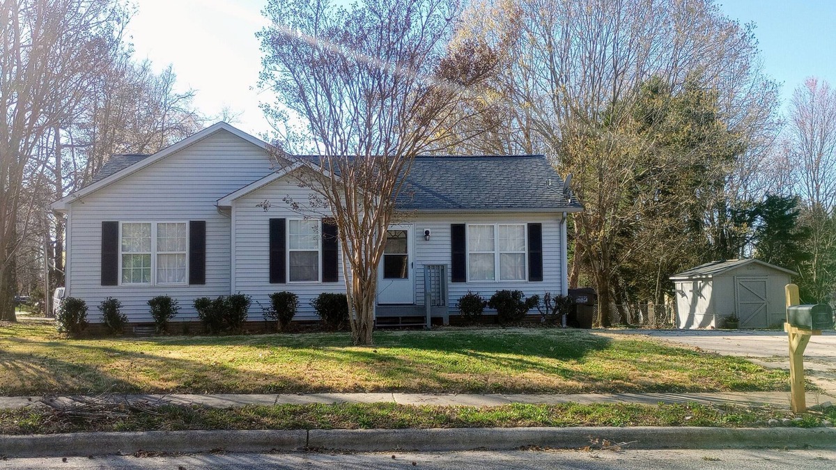 High Point House | Clean Comfy Cottage - Near Downtown High Point Furniture Market, Hospitals & HPU