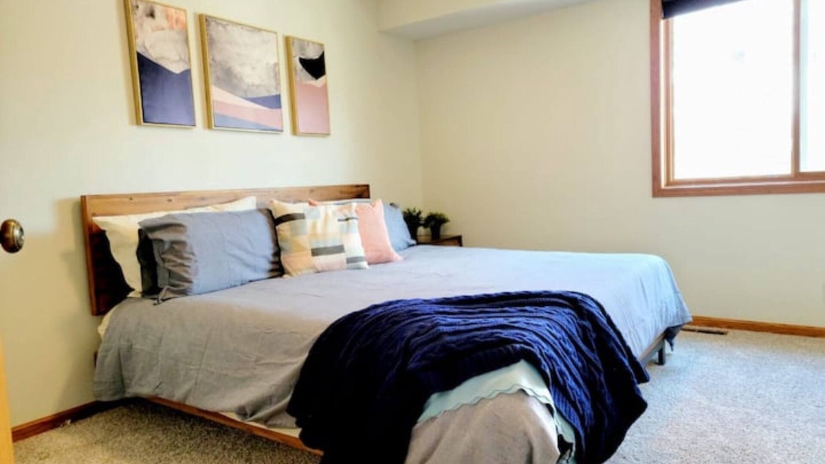 Eagan House | Clean, Comfy, digs close to all the attractions