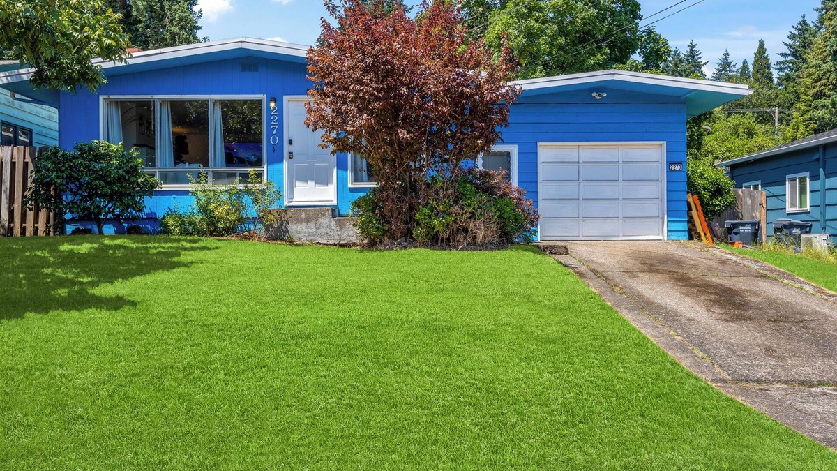 Western House | Clean Comfy House with Hot Tub, Pool Table, & BBQ