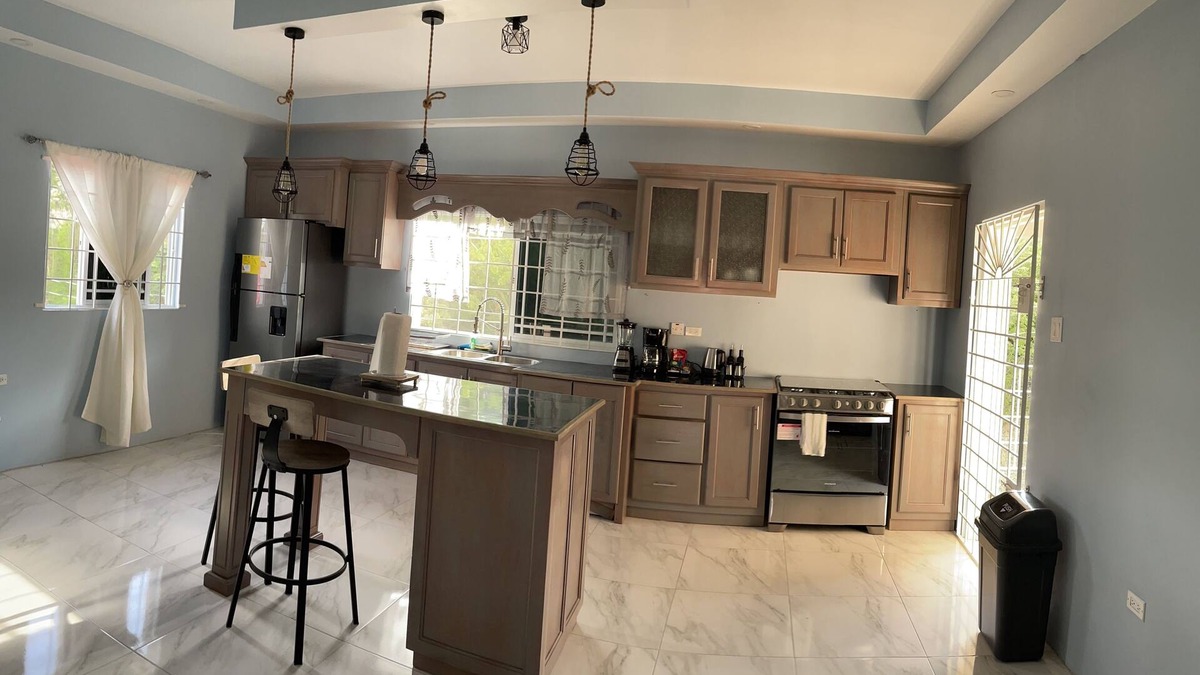 May Pen House | Clean Cosy unit in May Pen. Lots of natural lighting and cool breeze awaits you!