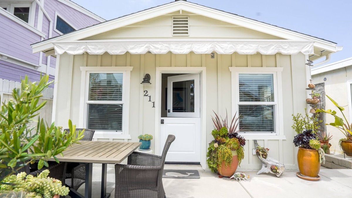 West Newport Cottage | Clean Cottage for 2, Great Location! Large Patio, AIR, WiFi, Grill- VALUE!