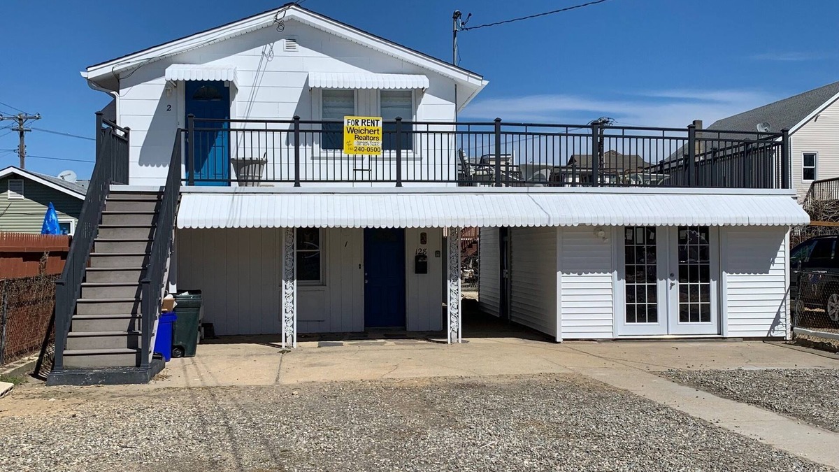Seaside Heights Apartment | Clean/cozy, 2 BLK to beach, 1st Floor, central air/back yard, parking+4 badges