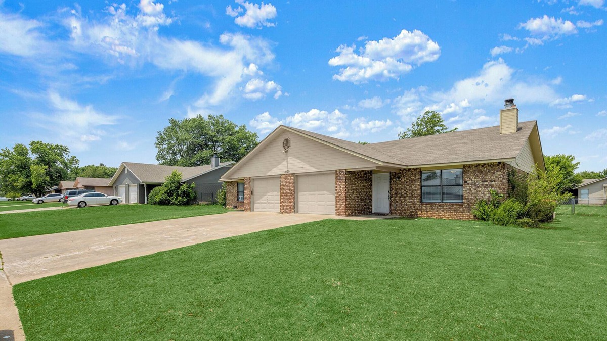 Springdale House | Clean, Cozy 2BR, Patio, Near Razorback Stadium