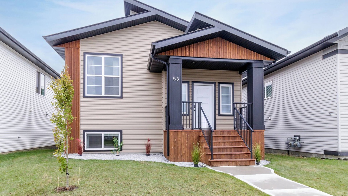 Sylvan Lake House | Clean, Cozy, 4 Bedroom House ~ Close to the Lake ~ Air Conditioning ~ Games Room