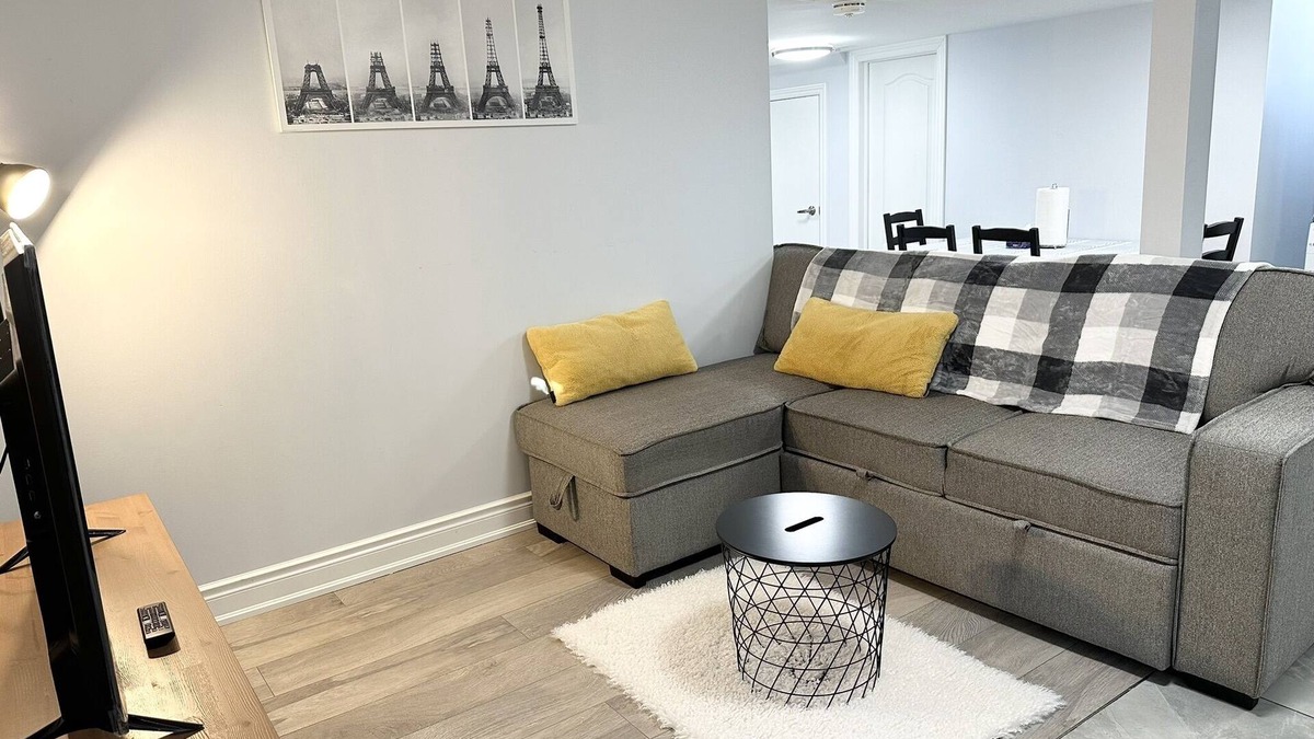 Erin Mills House | Clean & Cozy Basement Appartment