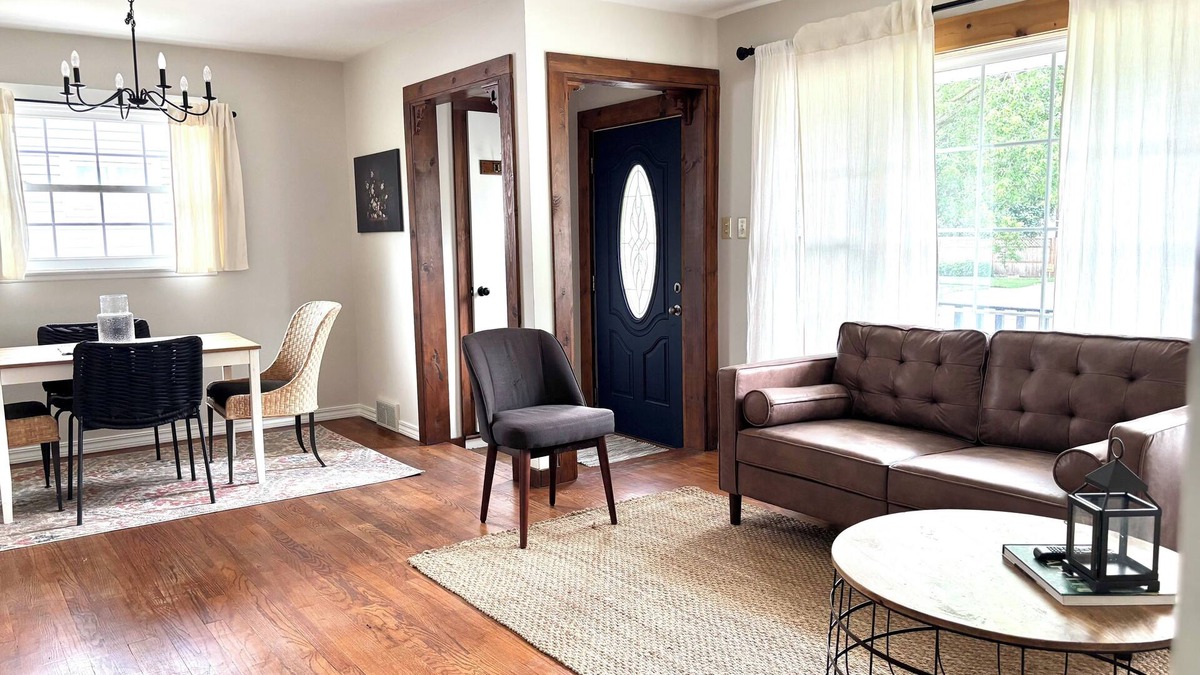 Ypsilanti House | Clean, Cozy & Central - EMU + 10 mins to Ann Arbor