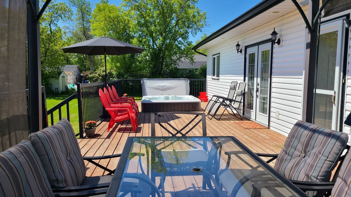 Winnipeg Beach House | Clean Cozy Charming 3bdrm 1.5bth Lrg deck & hottub