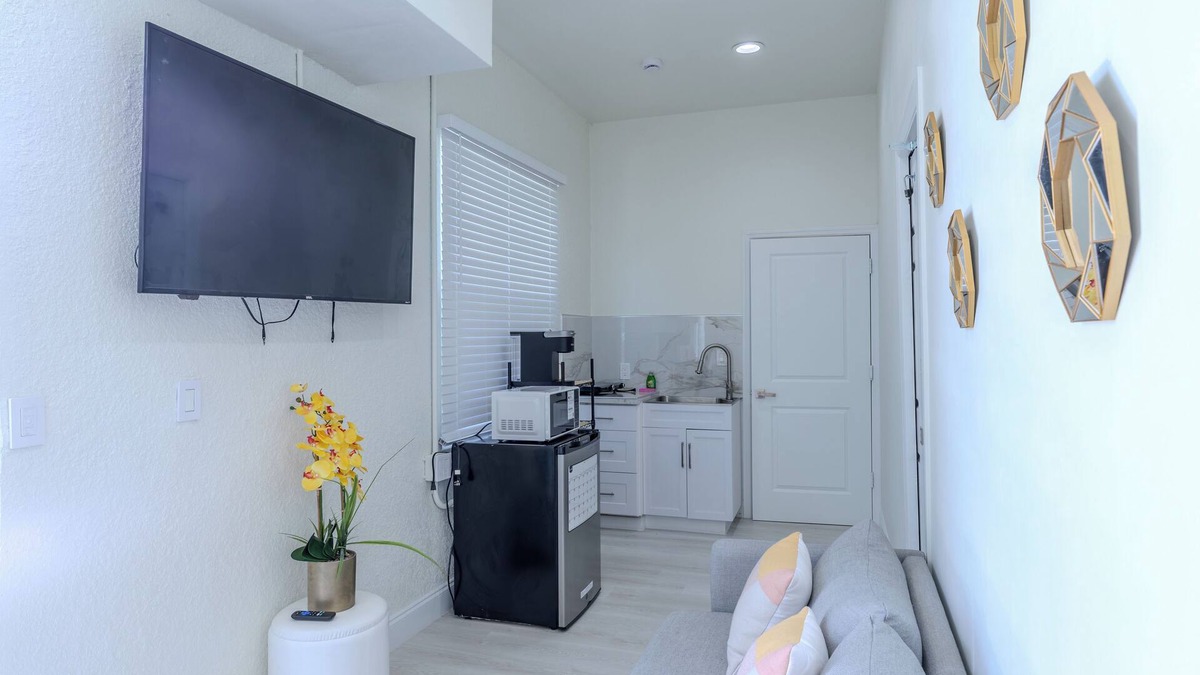 Sunshine Apartment | Clean Cozy & Charming 2-bedroom Apt near Jetblue Park, Walmart & RSW in Ft Myers
