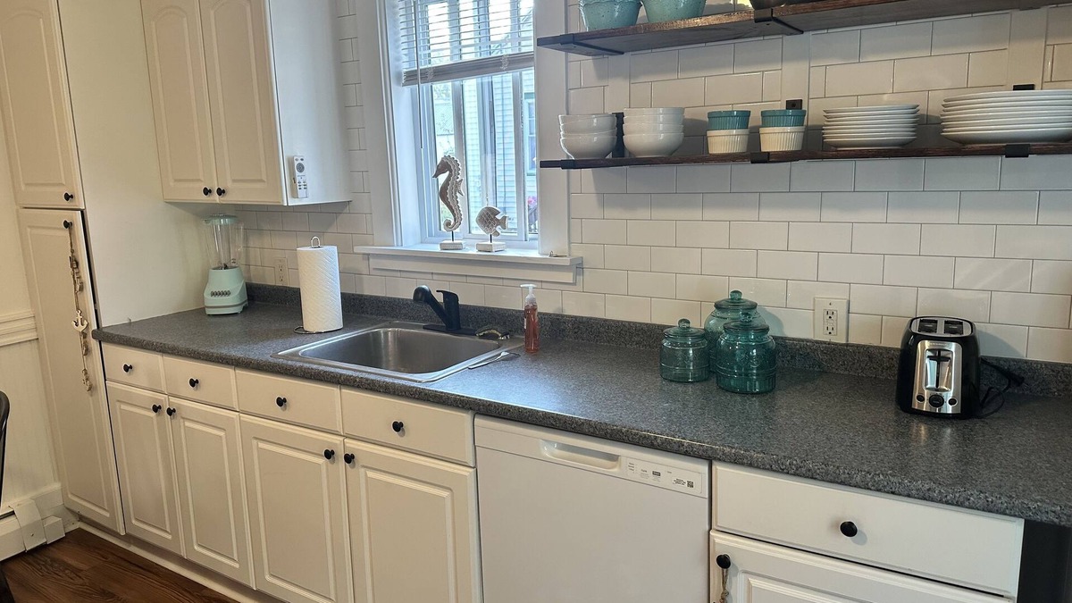 Old Orchard Beach Cottage | Clean cozy cottage 1 mile from beach.