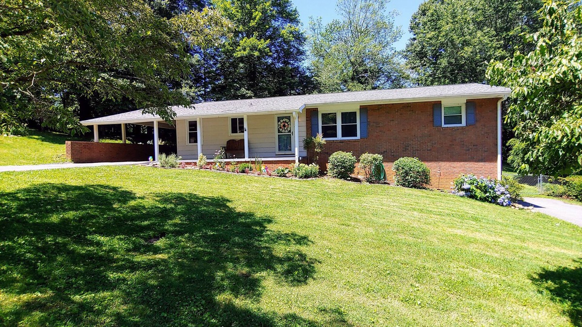 Johnson City House | Clean, Cozy, & Convenient SEASONAL SPECIAL