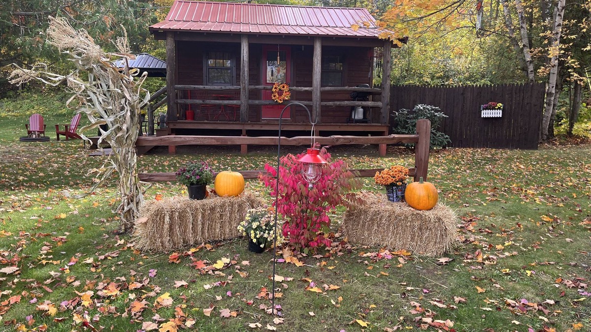 Silver City Cabin | Clean & cozy couples cabin close to the Porcupine mountains~Rustic yet modern