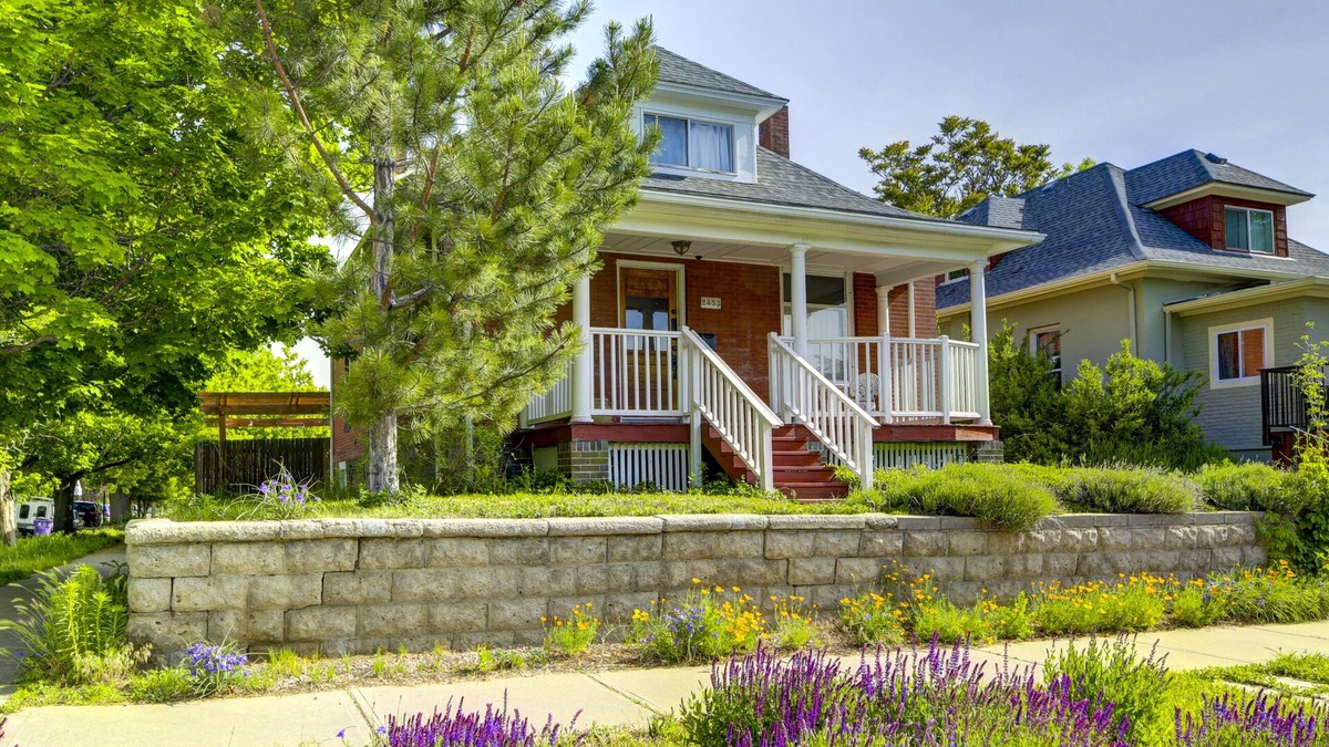 Sunnyside House | Clean & Cozy Kid-Friendly Home Near Downtown, Highlands, Hwy, Free WiFi