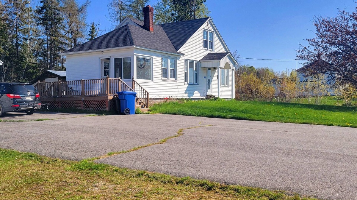 Russellville House | Clean & Cozy - Riverview only 1km from Gordon's Wharf boat slip