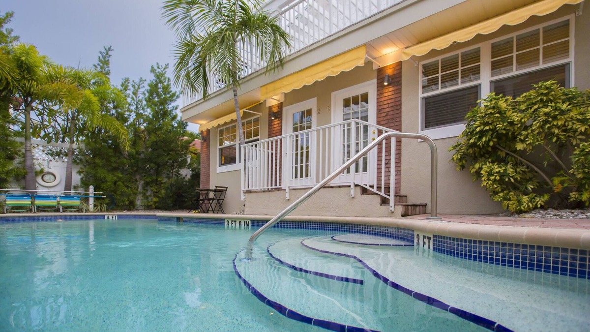 Pass-a-Grille Apartment | Clean & Cozy Stay - King Bed, Pool, Close to Beach