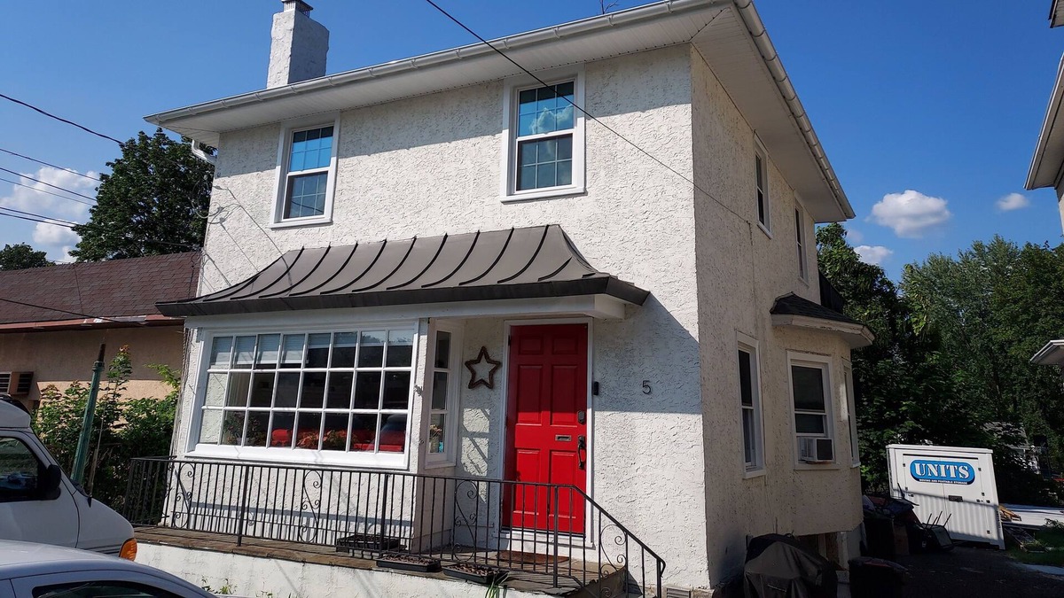 Glenside House | Clean, Crisp & Private with Roof Deck.
