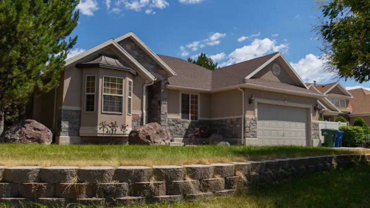 West Valley City House | Clean, Family Friendly, Spacious, Comfy Mattress, All 3 King Beds