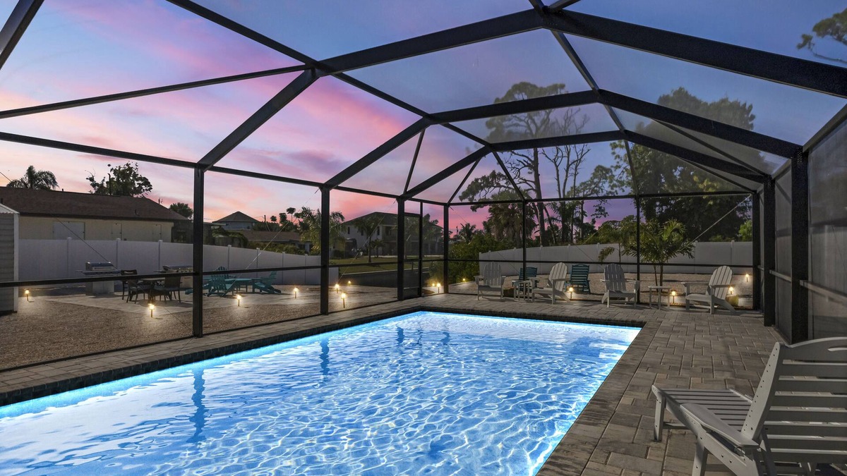 Grove City Apartment | CLEAN,Great Location,Dockage Available,HEATED Pool,3 Units, HUGE Back yard.Apt A