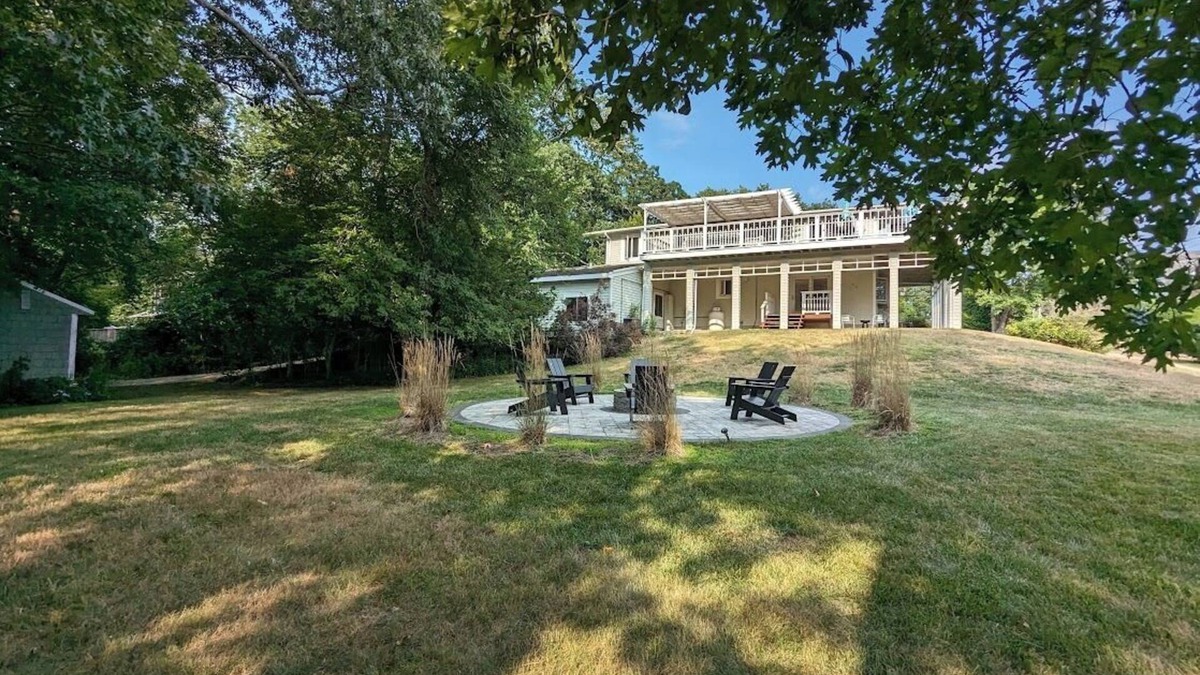 Kenyon House | Clean, light filled 4br house on Greenhill pond