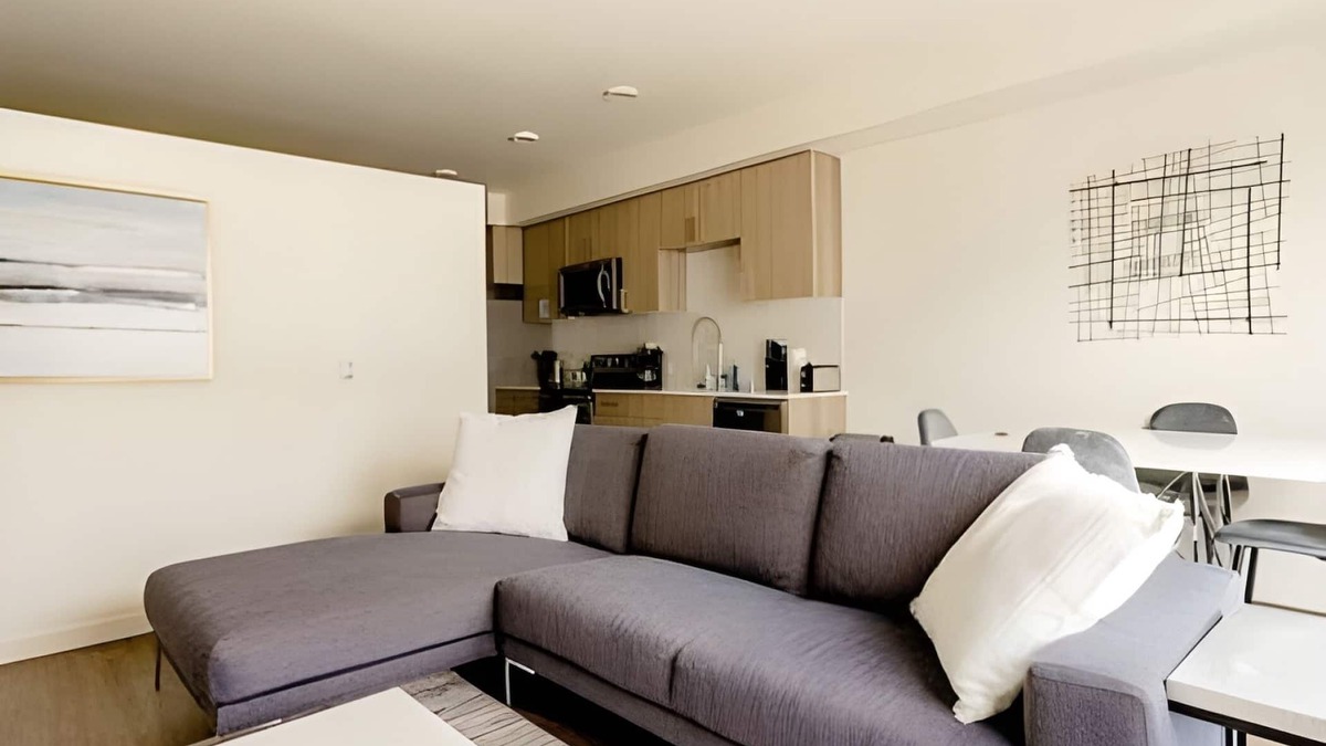 Downtown Apartment | Clean+Modern 1BR in Redmond 4 | FastWifi | Gym