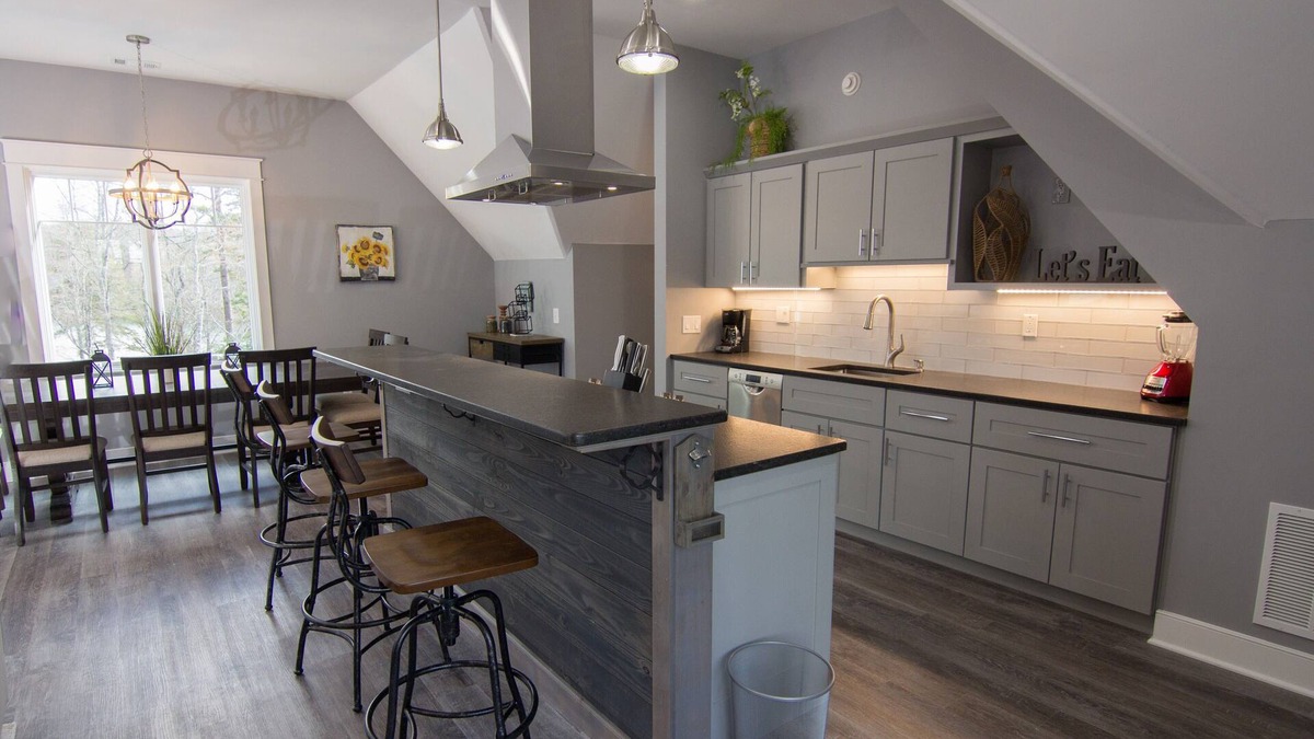 Six Mile House | Clean, Modern, Lake Keowee Retreat Near Clemson